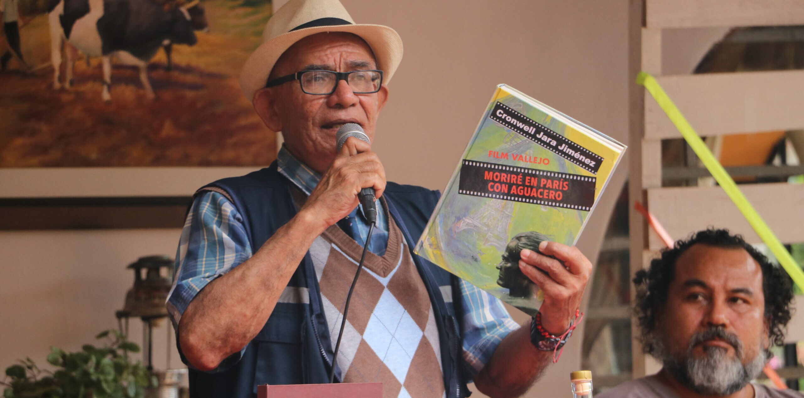 Cronwell Jara presentó su libro “Film Vallejo. Me moriré en París con aguacero”