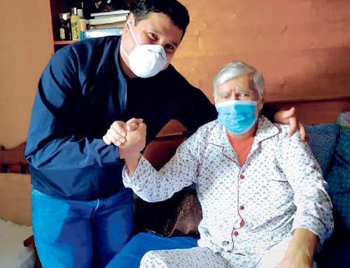El médico que desafía la pandemia y salva vidas todos los días