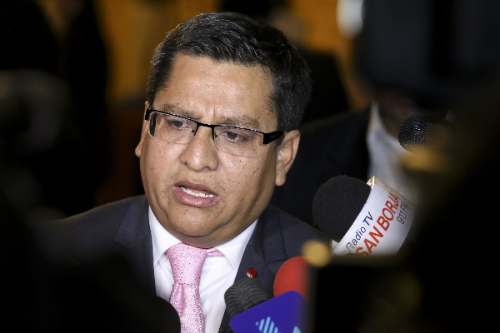 Censura e interpelación amenazan a César Vásquez por escándalo del suero contaminado