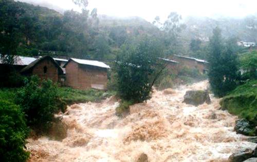 Río cuchis a punto de desbordarse por fuertes lluvias