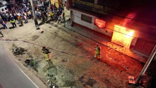 Fuego desatado: taller mecánico arde frente al Gobierno Regional de Huánuco