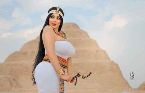 Arrestan a una modelo por posar con ropa “provocativa” cerca de una pirámide en Egipto