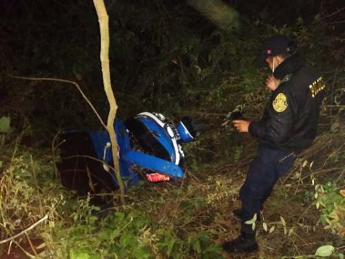 Madre de familia muere tras volcar con trimóvil conducido por su hijo adolescente