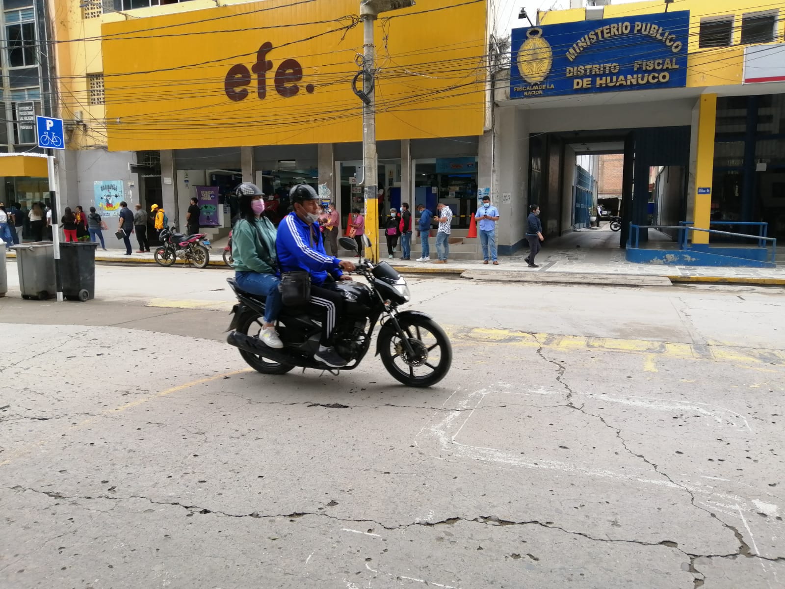 Aprueban proyectos de Ley que prohíbe a dos personas viajar en una misma moto lineal genera debate
