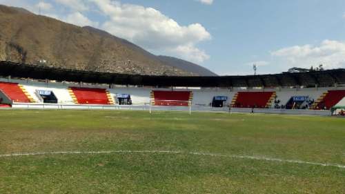 Salen a la luz deficiencias en el Complejo Deportivo de Paucarbamba