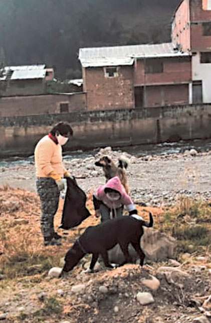 Familia realiza limpieza en riberas del río Vizcarra