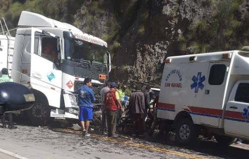 Tres trabajadores de telecomunicaciones mueren en violento choque