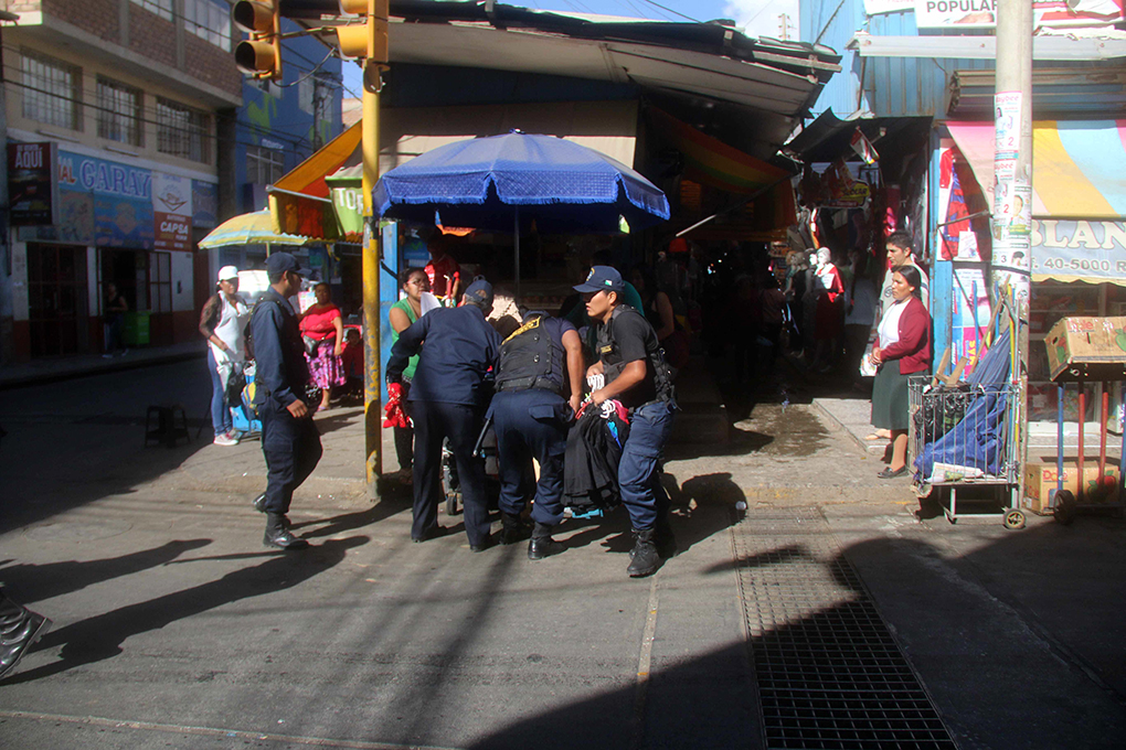 Municipio desaloja a ambulantes del Mercado Modelo