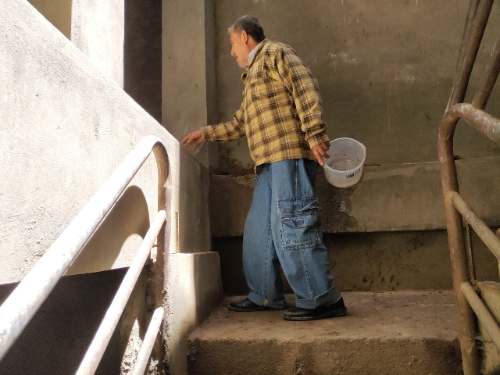 Ancianos denuncian a sobrino de Alvarado por daños y perjuicios a su vivienda