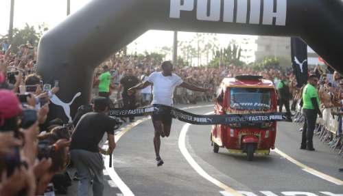 Usain Bolt venció a mototaxi en una carrera en miraflores