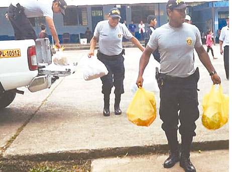 Policías distribuyen alimentos a damnificados