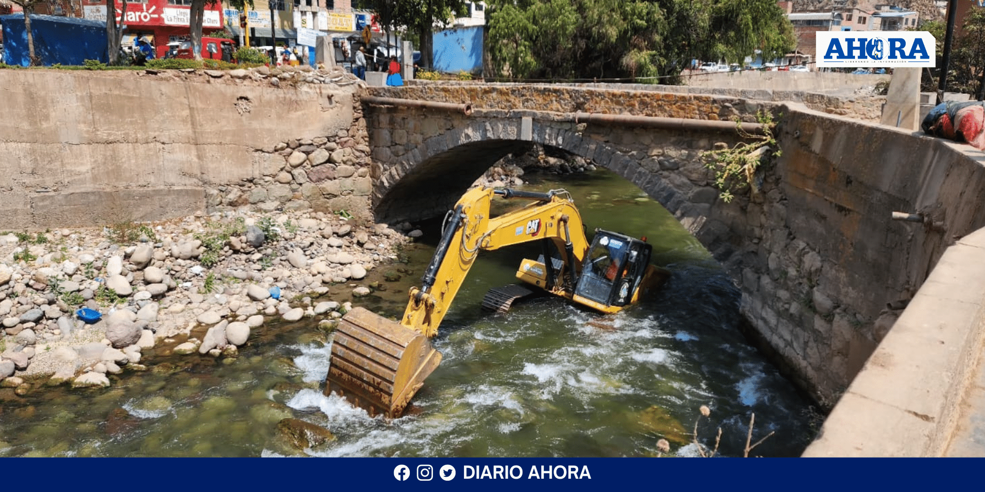 Río Huariaca: Excavadora quedó sumergida bajo puente durante trabajos de descolmatación