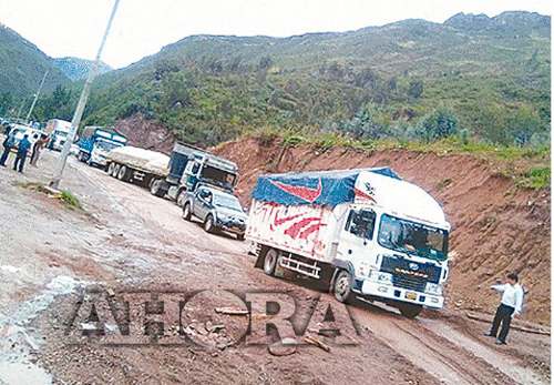Pasajeros y conductores quedaron varados por deslizamientos en Carretera Central
