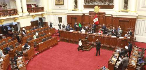 Congreso aprueba ley para el nombramiento automático de docentes contratados por más de tres años
