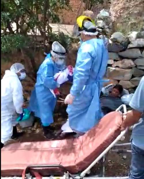 Video. Mujer da a luz entre piedras al no ser atendida por obstetra