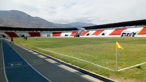Lluvia reverdece cancha del Complejo de Paucarbamba