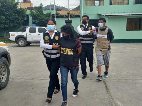 Pareja fue detenida acusada de tenencia ilegal de armas de fuego