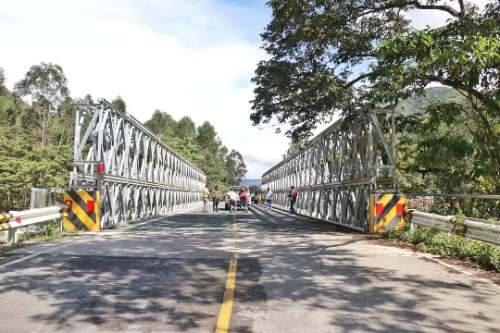 Inauguran puentes modulares en Oxapampa