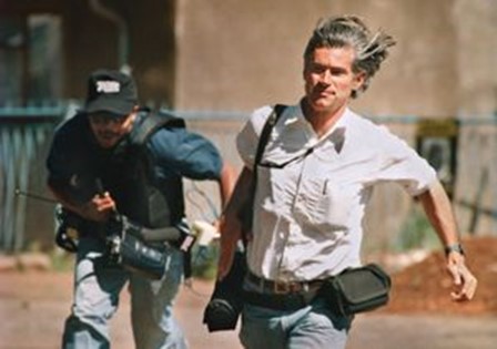 James Nachtwey (a la derecha) corre a un lugar seguro durante un tiroteo en Sudáfric