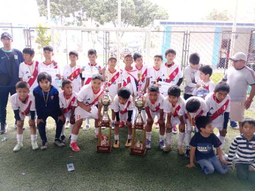 Perú y Paraguay celebran en el Mundialito 2026