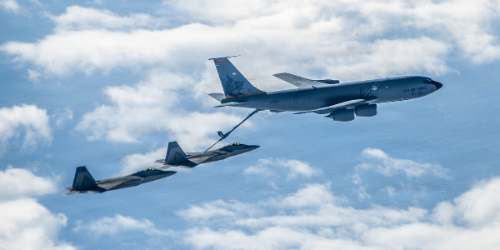 Avión cisterna de EE. UU. desaparecido en Irak, buscan a tripulación