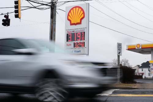 Trump, acorralado por el alza de la gasolina