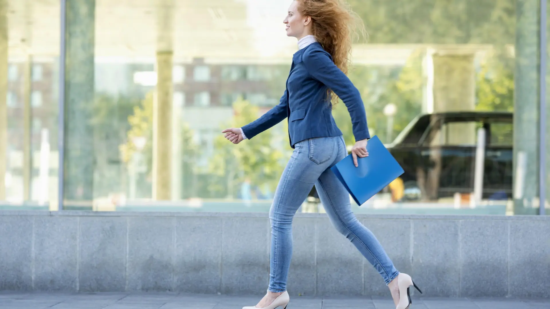 Tu caminar revela tu ánimo: del enojo a la felicidad