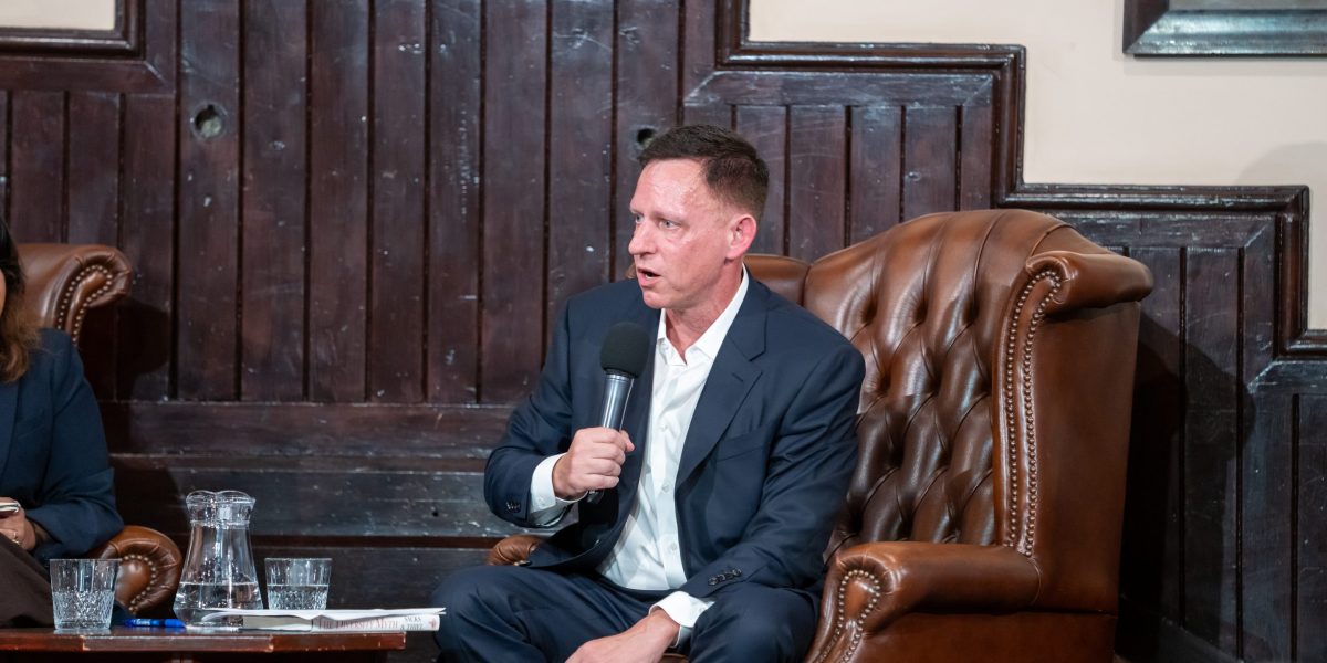 Peter Thiel: la IA amenaza empleos de 'números', bancos ya recortan personal