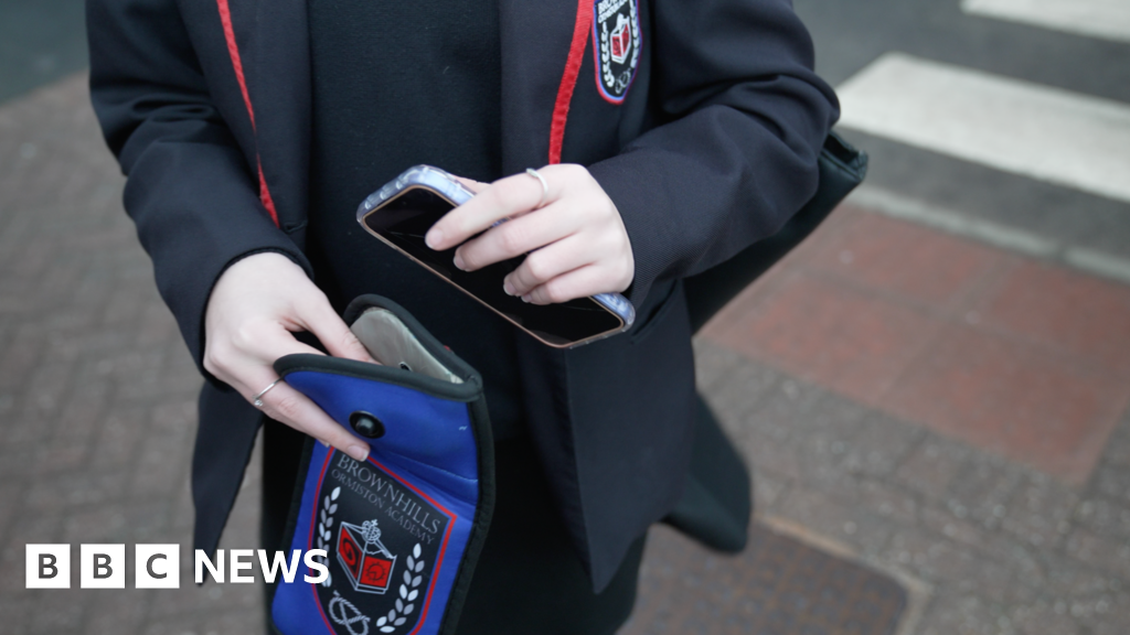 Expertos: Prohibir celulares no es suficiente para reducir pantallas