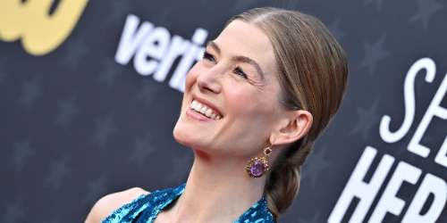Rosamund Pike: Familia, no boda, es clave para su relación