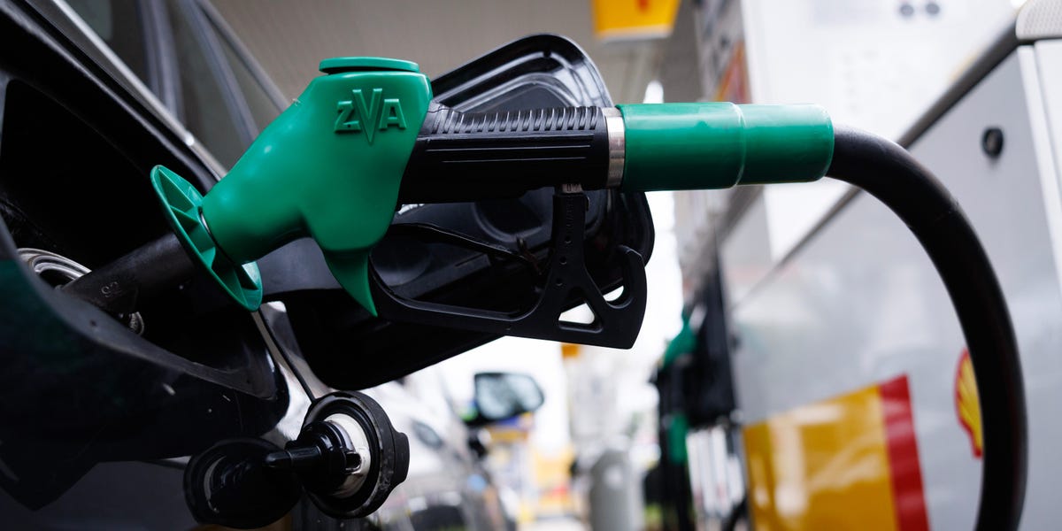 Países urgen teletrabajo y ahorro energético por alza del petróleo