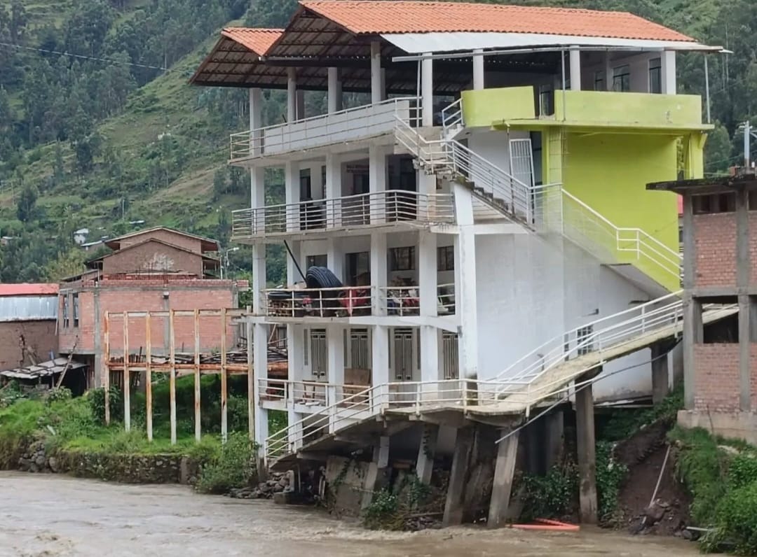 Caudal del río Marañón compromete estructura del palacio municipal de Quivilla y alerta riesgo de colapso