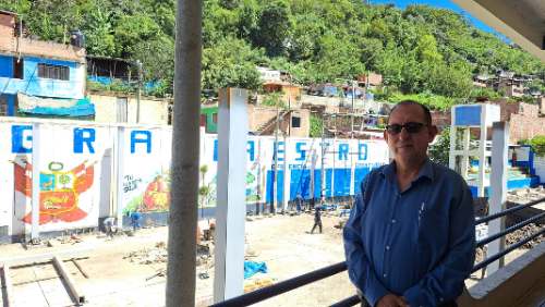 Tras tres años de espera, techo del patio del colegio El Gran Maestro alcanza 50% de avance