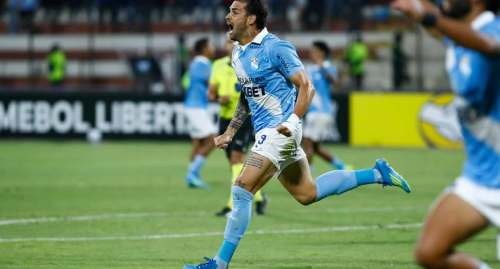 Felipe Vizeu marca el 1-0 de Cristal tras pase de Yotún