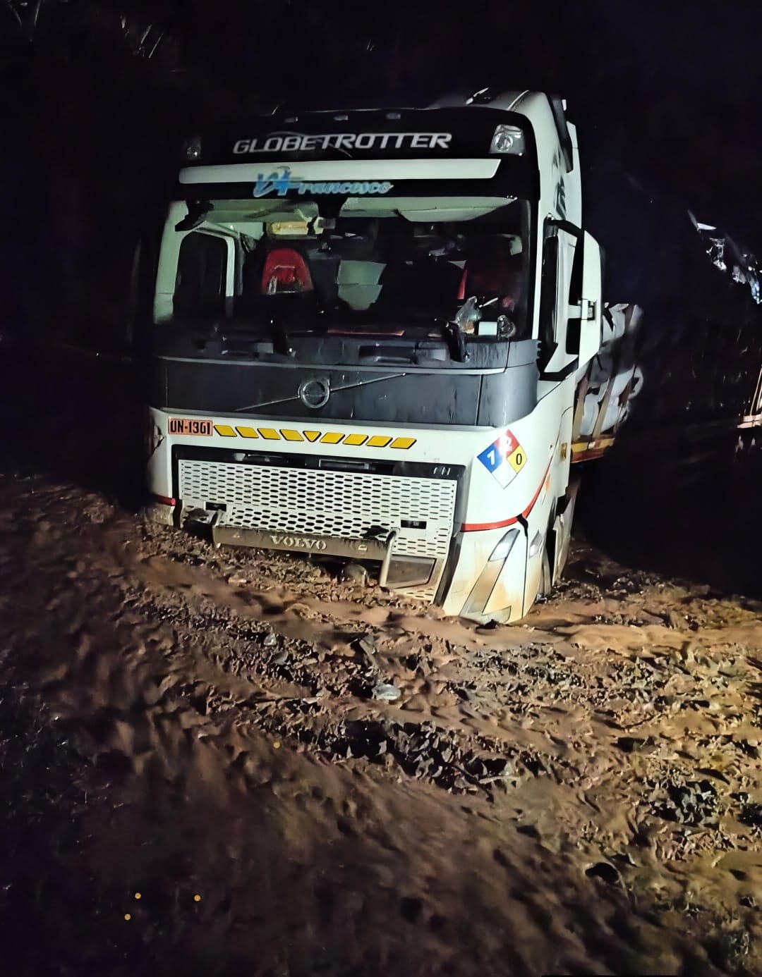 Tres huaicos bloquean la Carretera Central y dejan varado a tráiler en San Rafael