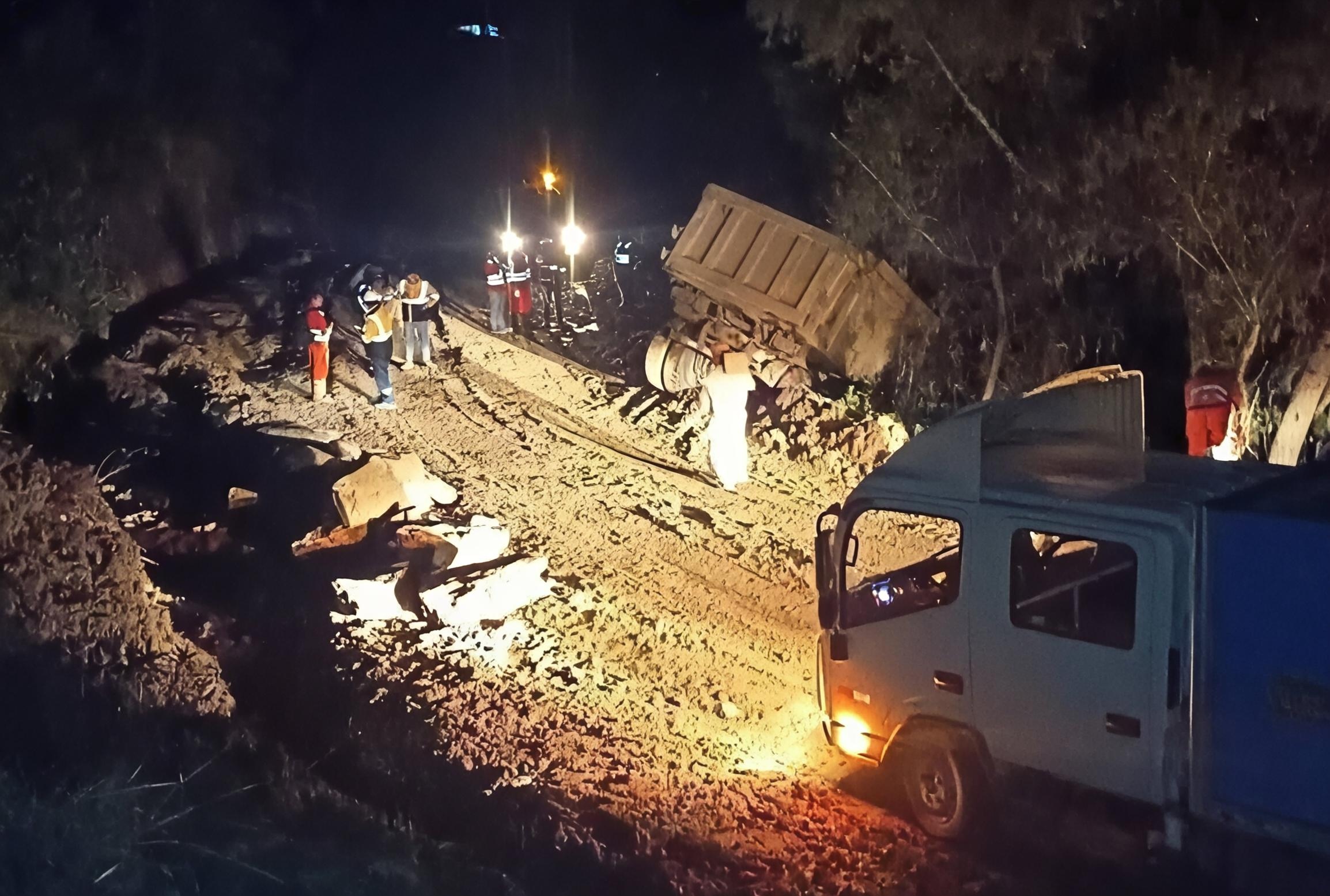 Volquete se despista en la vía alterna Panao–Chaglla y deja varios heridos