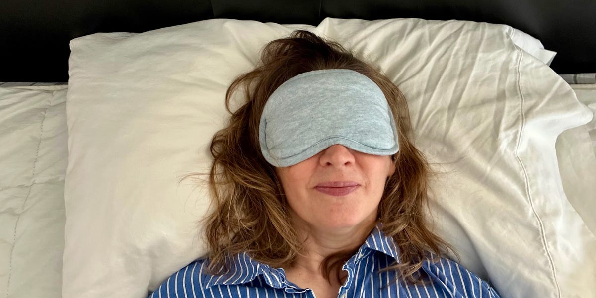 Vive en pareja, pero su tradición es un hotel a solas varias veces