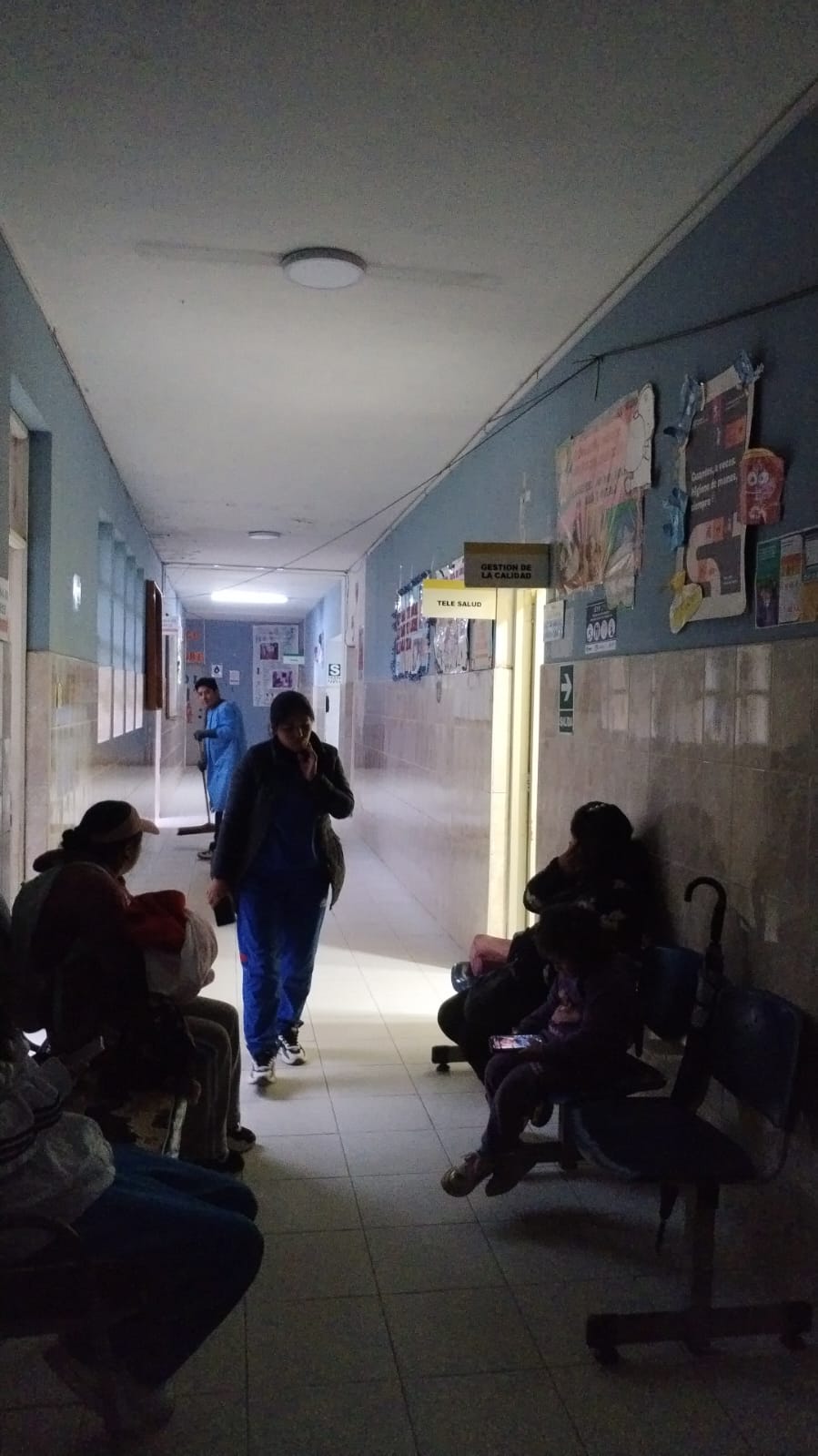 Pacientes esperan horas y soportan frío para ser atendidos en centro de salud de La Unión