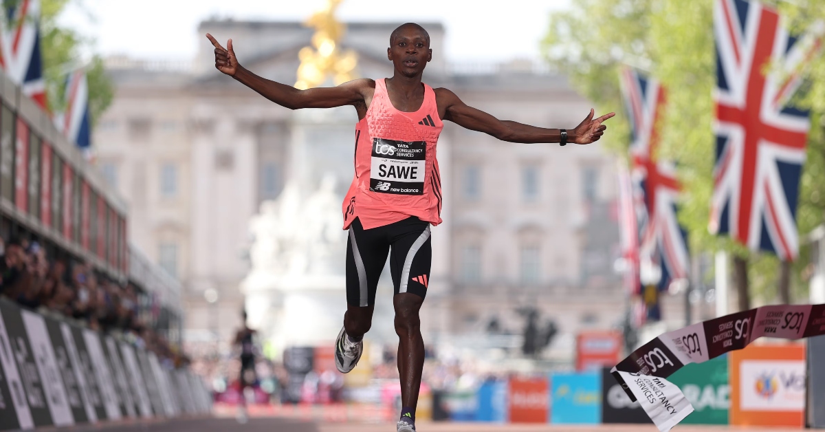 El atleta keniano establece un nuevo récord mundial en la carrera de maratón