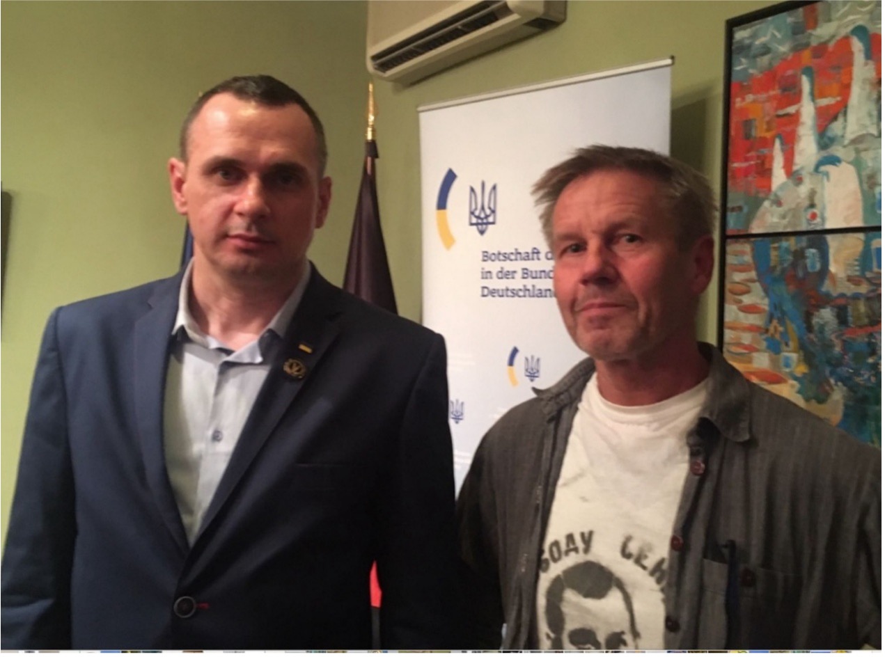 Oleh Sentsov libre, junto al activista Uwe Schröder (Fotografía- cortesía 
