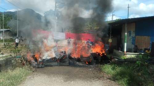 Desalojo en Naranjillo desata bloqueo de vías y enfrentamiento entre vecinos y Policía