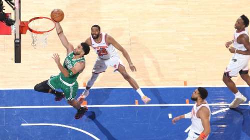 Tatum triunfa en partido duro y celebra salir sin daños