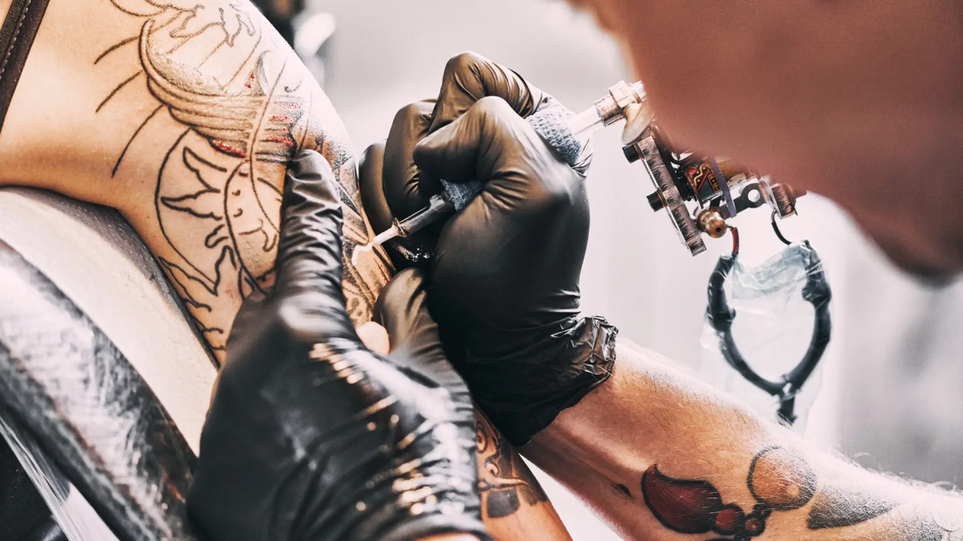 Oftalmólogos advierten: tatuajes ocultan un peligro para tus ojos