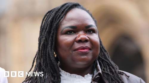 Enfermera obtiene indemnización en pleito por pronombres trans