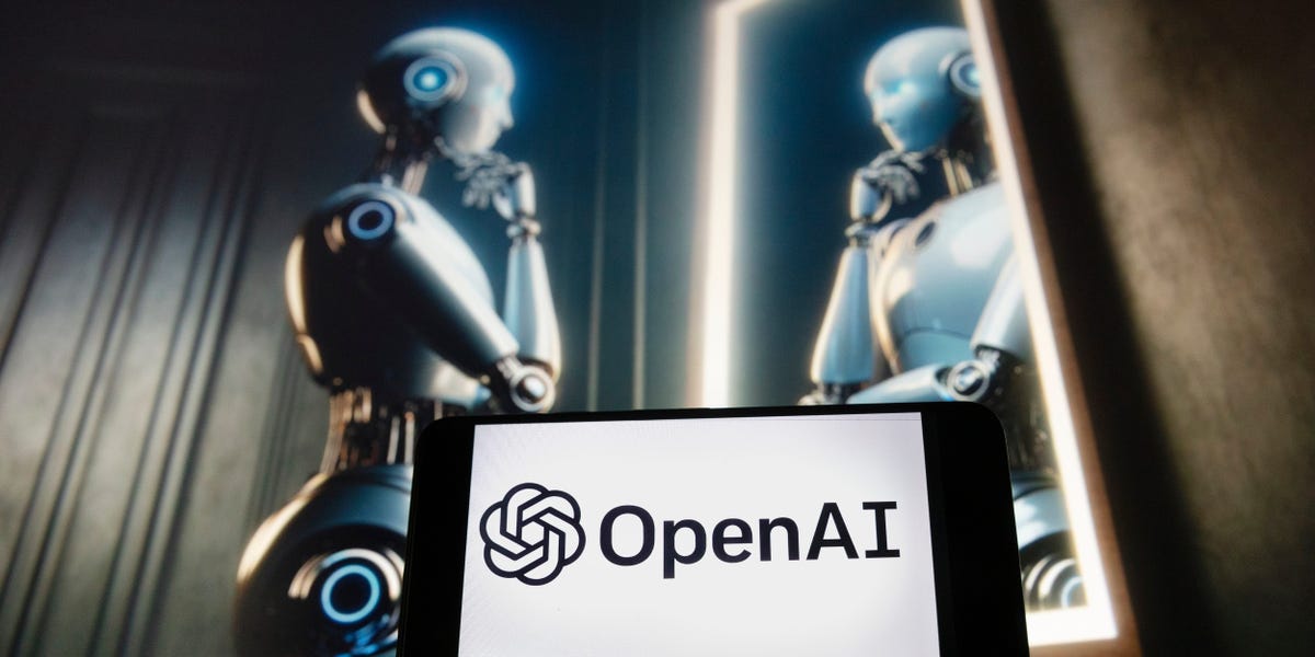 OpenAI: IA casi iguala a un becario humano