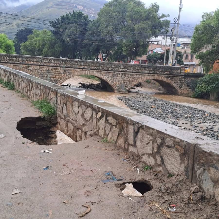 Riesgo de colapso en el puente Tingo: Erosión del suelo y desidia estatal alertan a vecinos