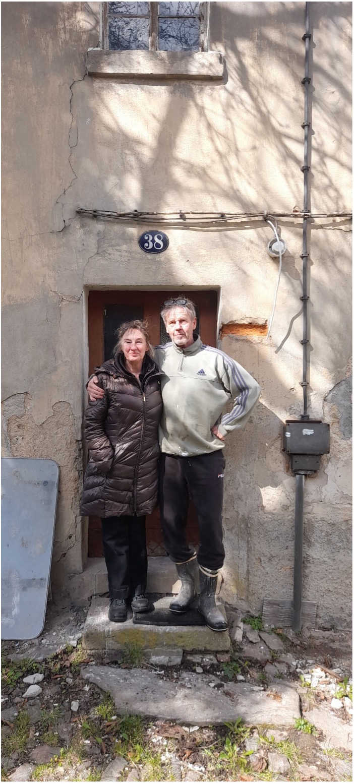 Uta y Uwe Schröder frente a su casa taller en Penig (Fotografía