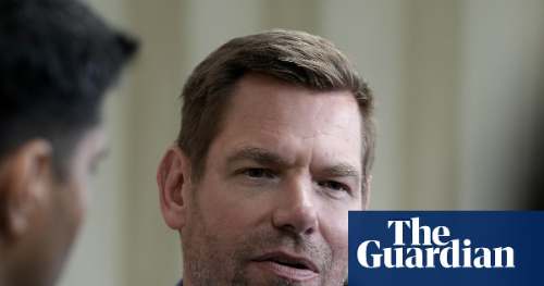 Swalwell niega agresión sexual; exigen su retiro de carrera en California