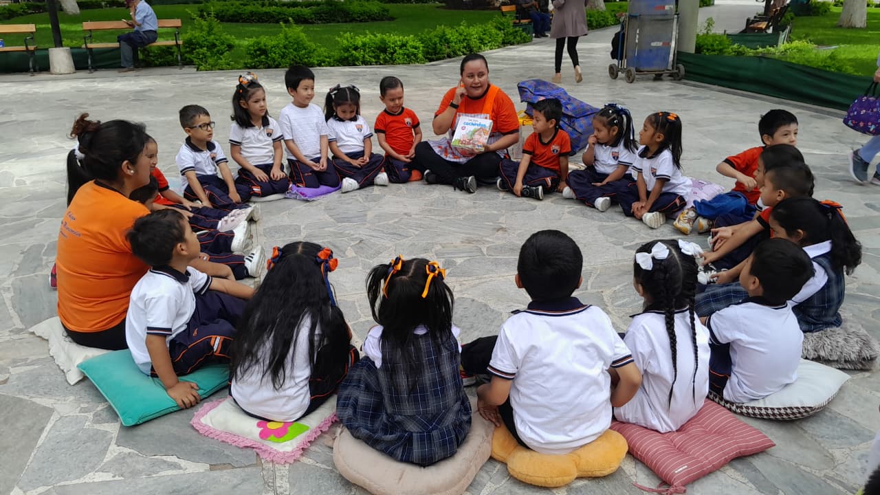 Niños toman la plaza con cuentos y alegría por el mes de las letras