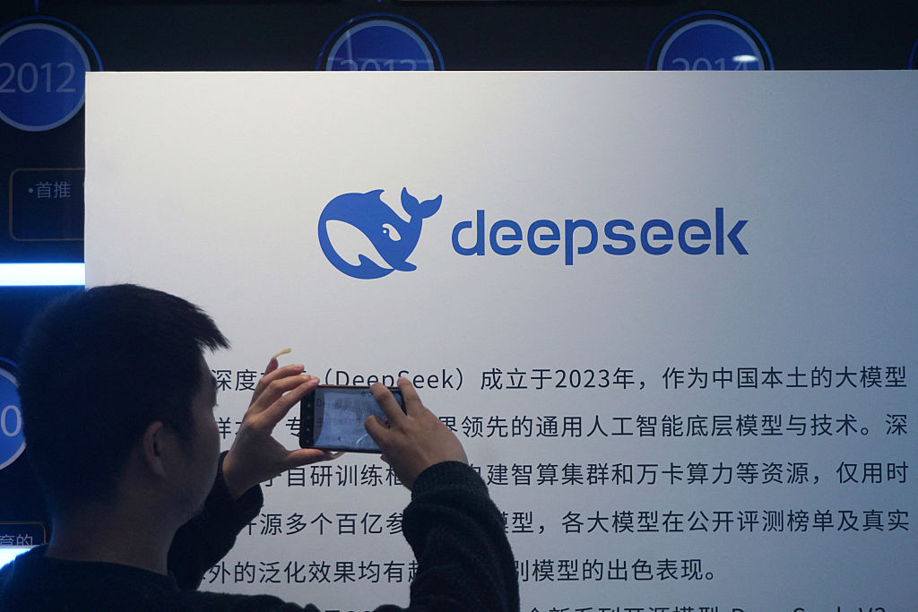 DeepSeek presenta un modelo AI innovador que reduce la brecha con modelos fronterizos